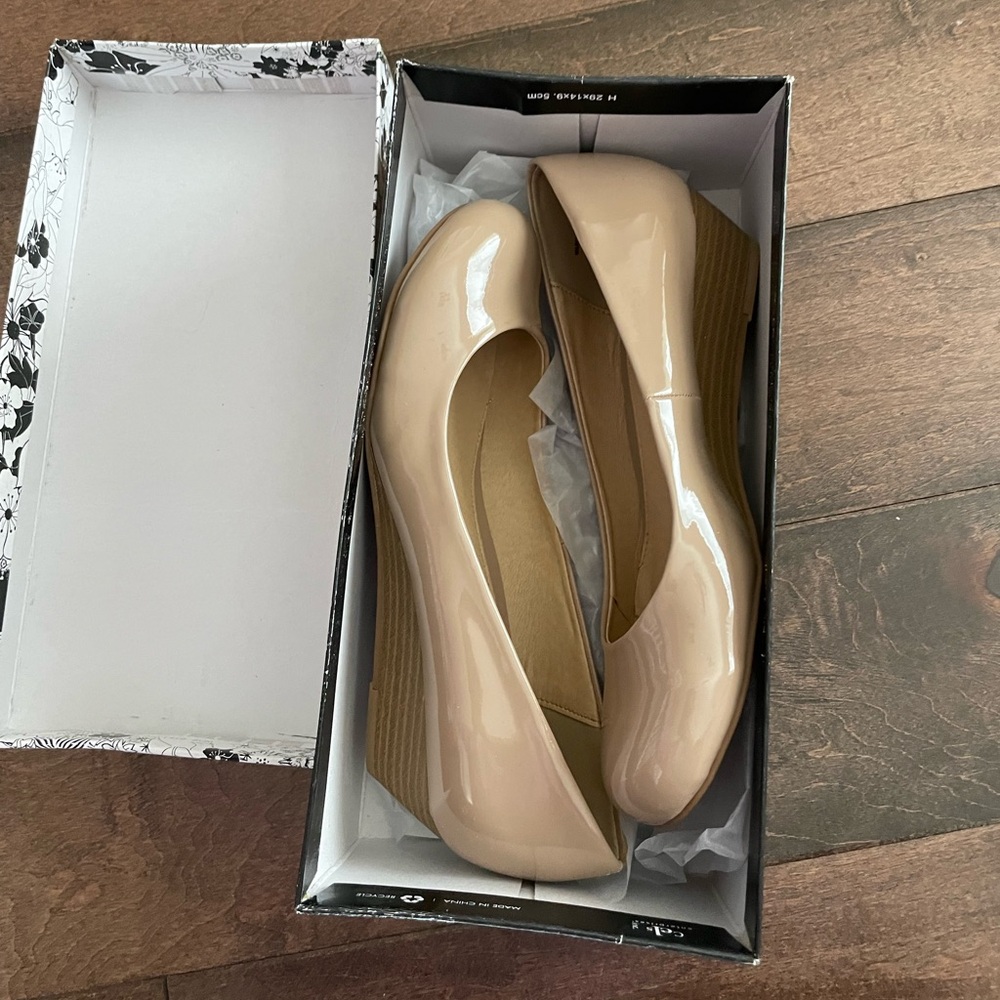 NWT CL by Laundry Marcie Wedge in Nude 7.5